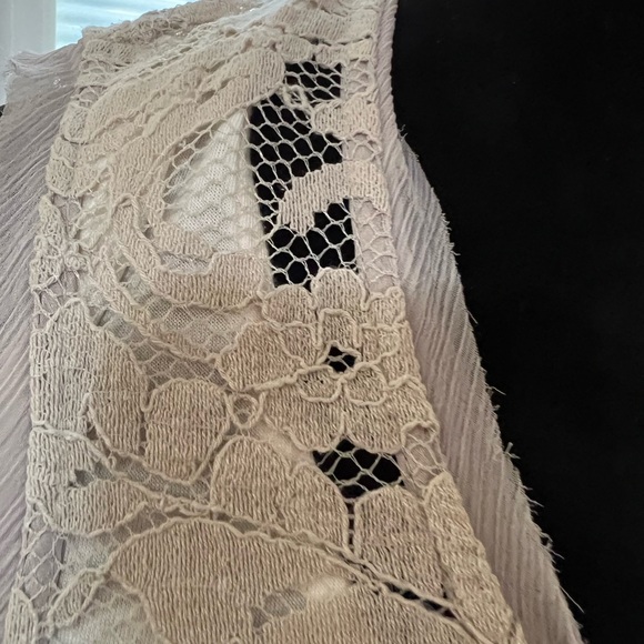 Lacy dress by Vera Wang - Picture 2 of 6